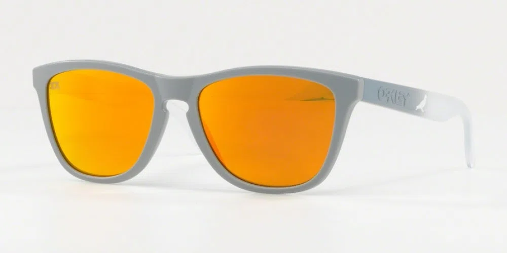 Oakley Frogskins 9013 Sunglasses - Crystal Clear - view 80